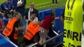 De loucos: homem atira-se da bancada e 'aterra' à frente de Cristiano Ronaldo