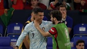 Esperem aí que já vou: Kvaratskhelia vai cumprimentar Ronaldo antes de se juntar à festa da Geórgia