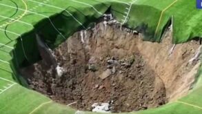Câmaras de segurança apanham 'nascimento' de cratera enorme em campo de futebol