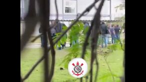 Adeptos invadem CT do Corinthians: «Acabou a paz. Agora é guerra»