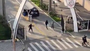 O momento em que um grupo de adeptos do Corinthians invadiu as instalações do clube