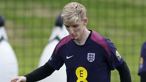 Craque da seleção inglesa cai a andar de bicicleta e aparece maltratado no treino