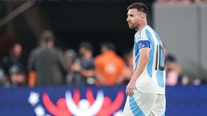 Lesão na coxa afasta Messi de jogo com Peru