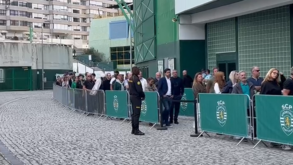 Adeptos fazem fila em Alvalade para se despedirem de Manuel Fernandes