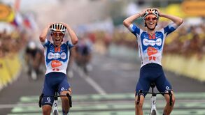 Romain Bardet vence 1.ª etapa e é o primeiro camisola amarela do Tour'2024