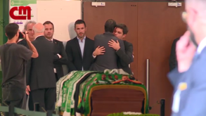 Rui Costa no velório de Manuel Fernandes: presidente do Benfica deu longo abraço a Tiago Fernandes