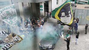 Centenas de adeptos em Alvalade no último adeus a Manuel Fernandes: grande emoção na saída do cortejo fúnebre