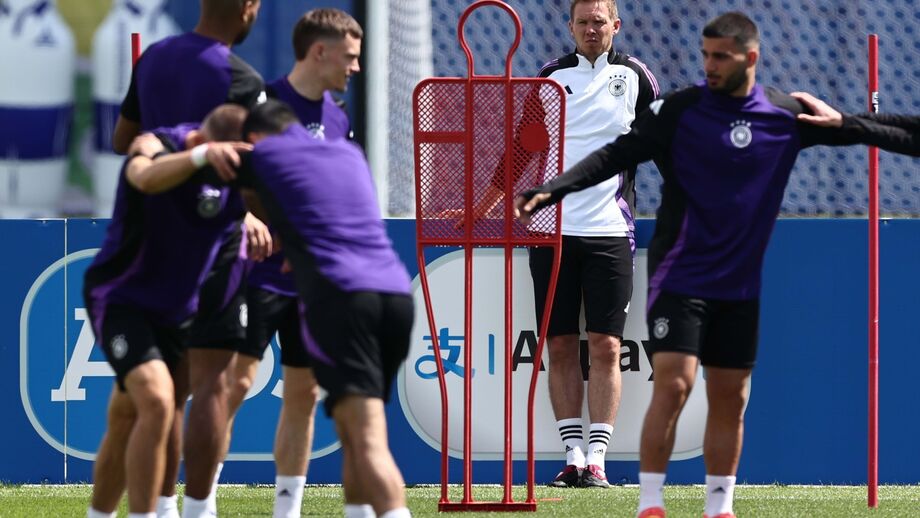 PRESSÃO. Nagelsmann atento no último treino dos alemães