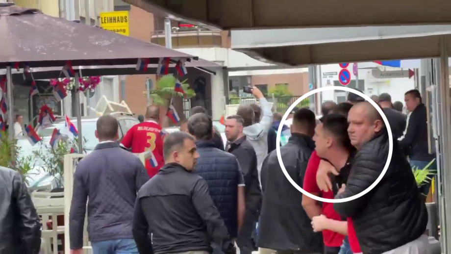 Seguranças ainda tentaram travar Danilo Vucic, mas este acabou por soltar-se e intrometer-se na confusão