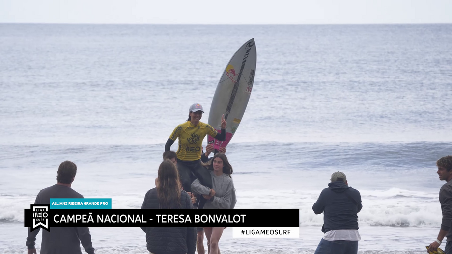 Teresa Bonvalot e Francisco Ordonhas festejaram na etapa dos Açores, a penúltima da Liga MEO Surf 2024