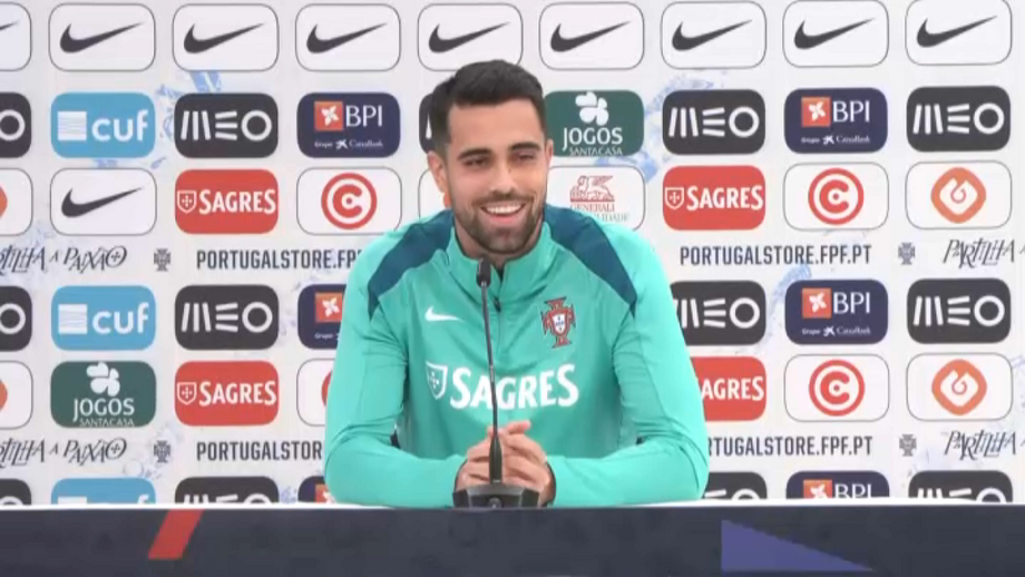 Guarda-redes da Seleção diz ser "um privilégio" ser treinado pelo antigo guardião de Portugal