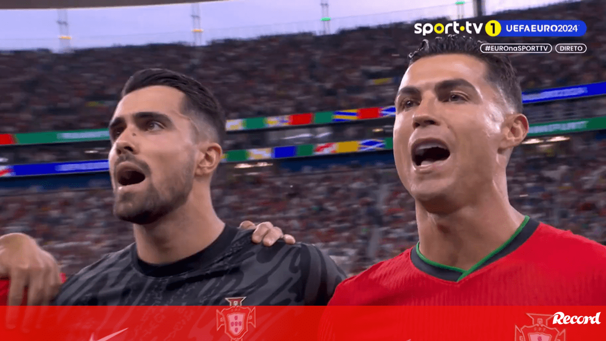 Cristiano Ronaldo não escondeu a emoção durante o hino nacional