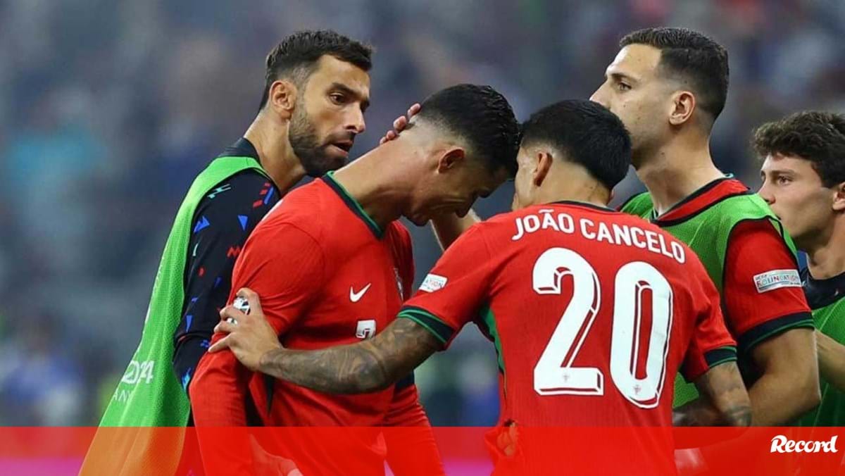 Cristiano Ronaldo em lágrimas após falhar penálti: colegas confortam CR7 ao intervalo do prolongamento