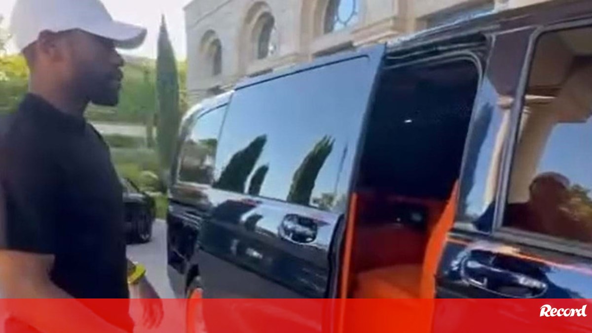 Mayweather gasta quase 2 milhões de euros em carros e garante: «Foi a vontade de Deus»