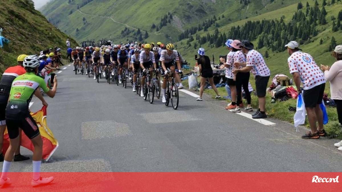 Três portugueses em ação no Tour: siga a 15.ª etapa em direto