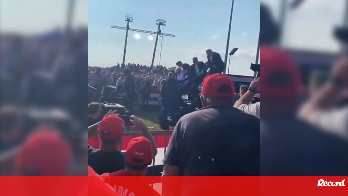 O ataque a Donald Trump filmado da parte de trás do palco do comício