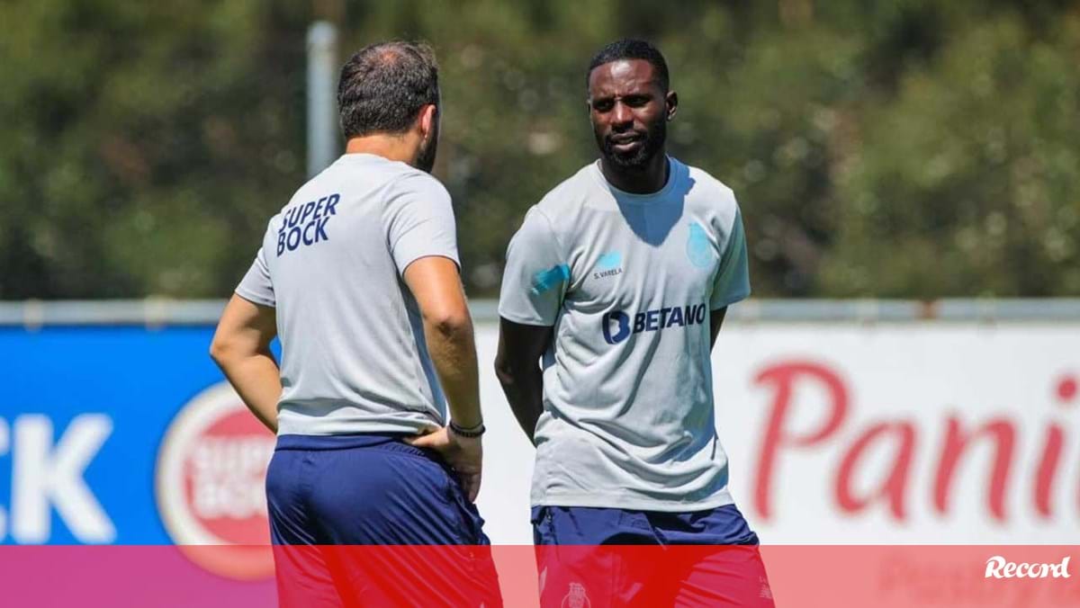 Varela, Rolando e Joana Resende com Villas-Boas na Casa do FC Porto de Arouca