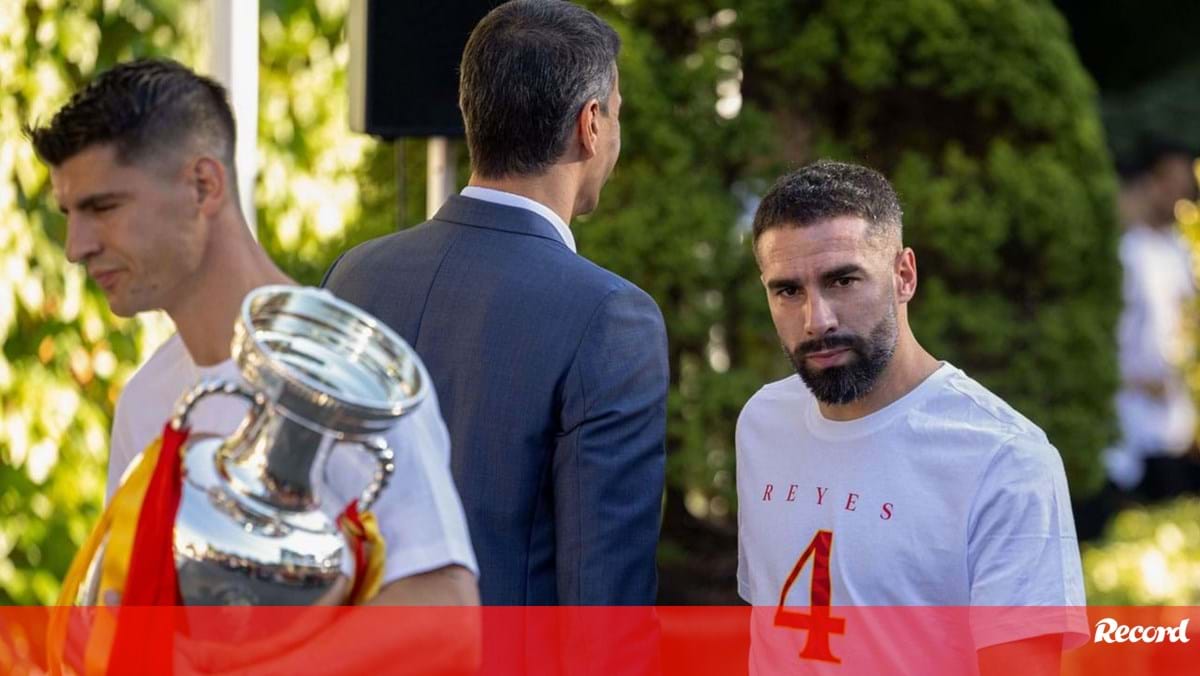 De la prohibición de entrar al vestuario a la tensión con Carvajal: la «difícil relación» de la selección española con Pedro Sánchez – España