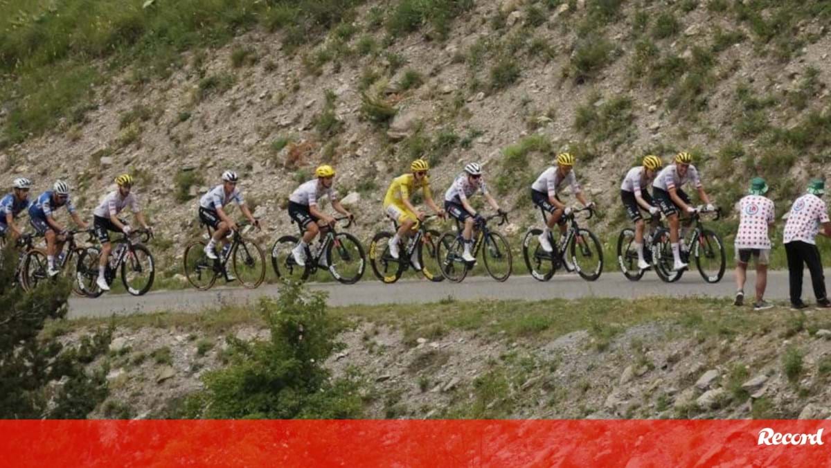 Três portugueses em ação no Tour: siga a 20.ª etapa em direto