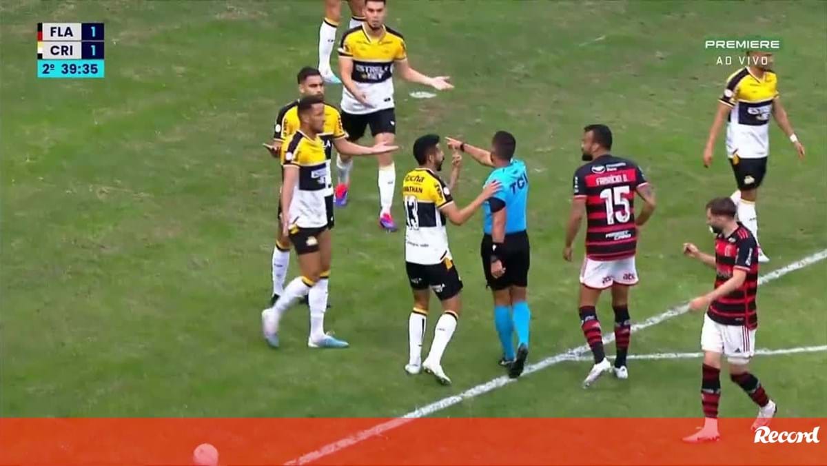 O insólito penálti marcado a favor do Flamengo: alguma vez tinha visto algo assim?