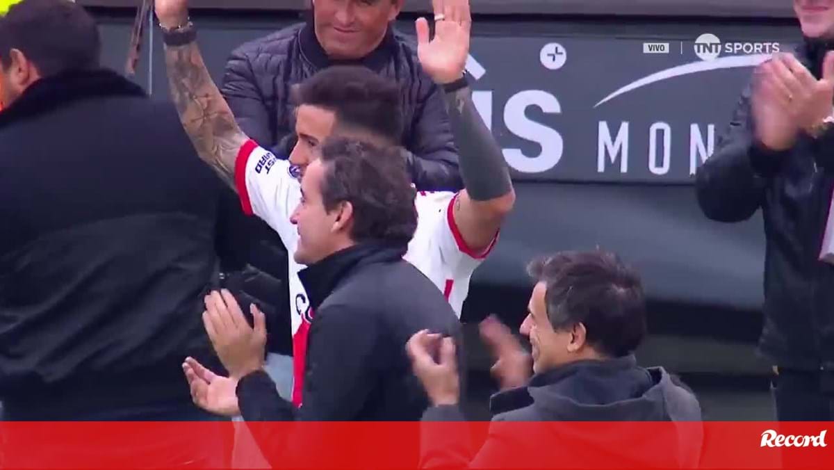 Enzo Fernández homenageado pelo River Plate: bancadas do Monumental levantaram-se para receber ex-Benfica