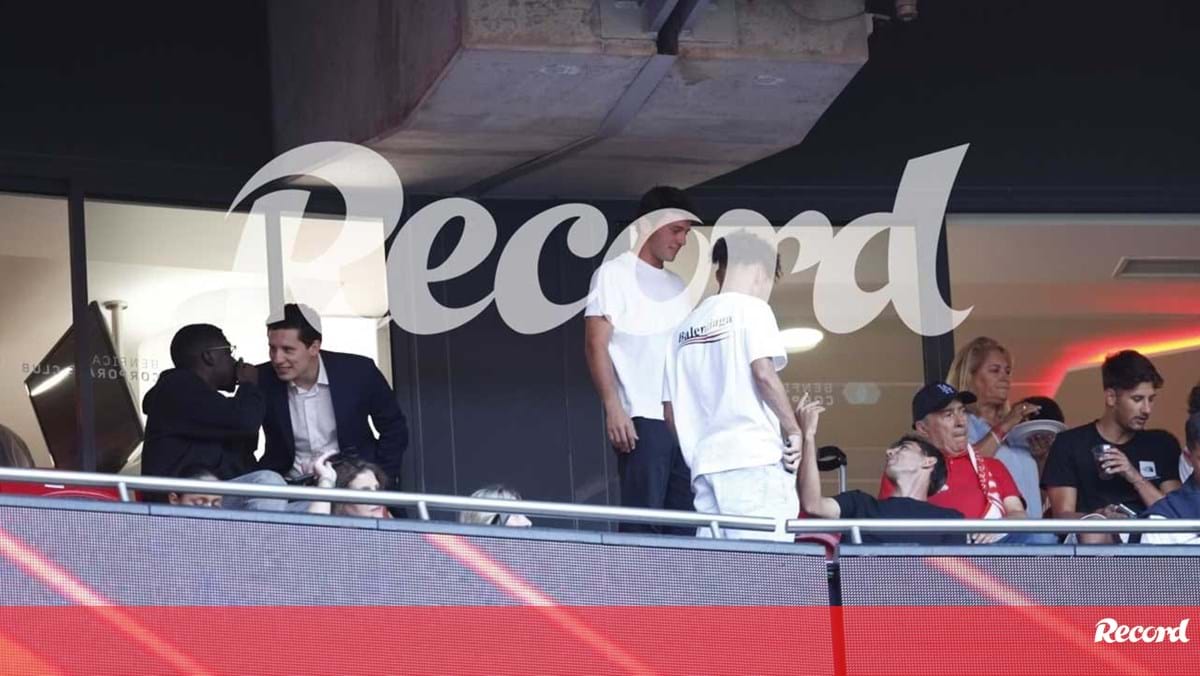 João Neves nas bancadas do Estádio da Luz para assistir ao Benfica-Brentford