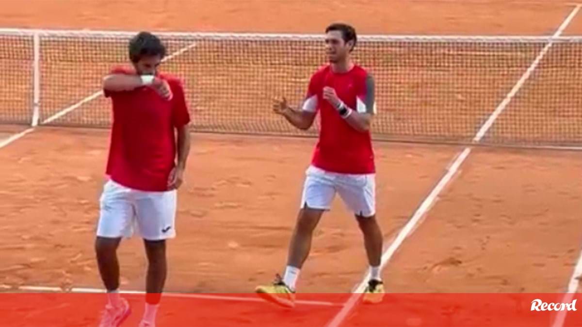 A celebração de Nuno Borges e Francisco Cabral após apuramento para a 2.ª ronda em Paris