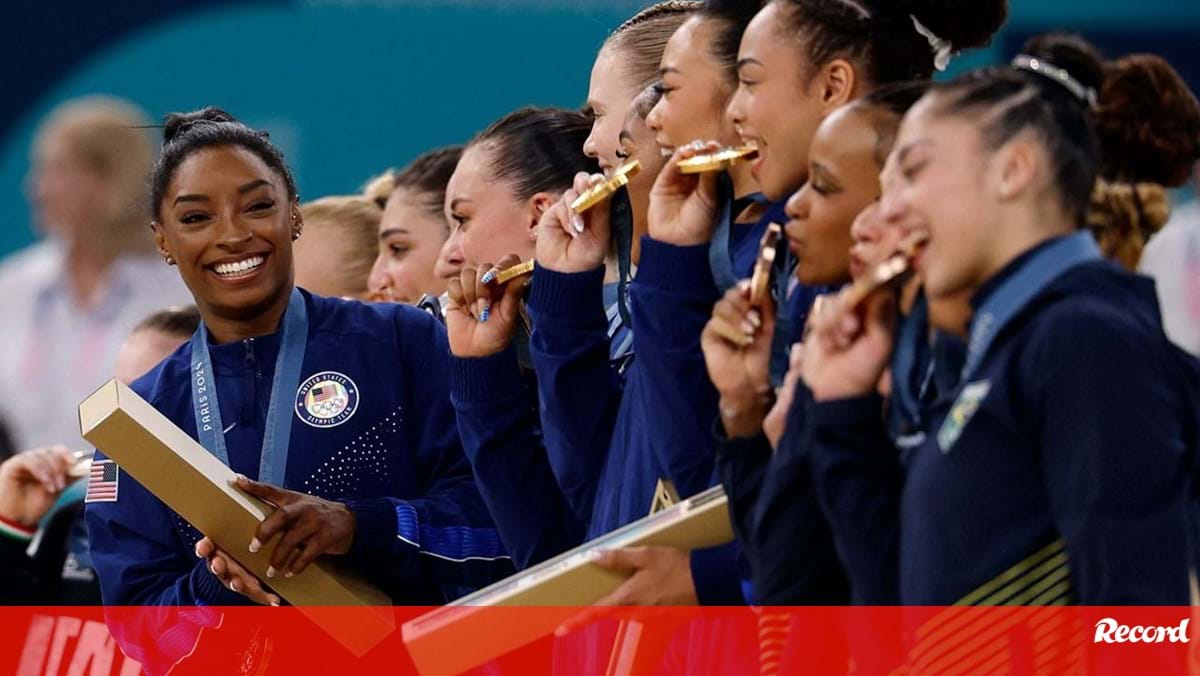 Estados Unidos vencem concurso de artística por equipas e Biles soma oitava medalha da carreira