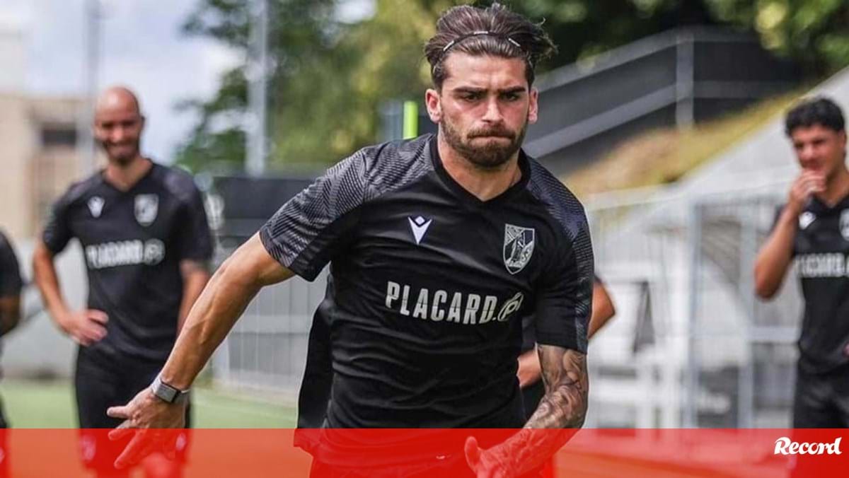 Nottingham Forest lidera corrida por Jota Silva