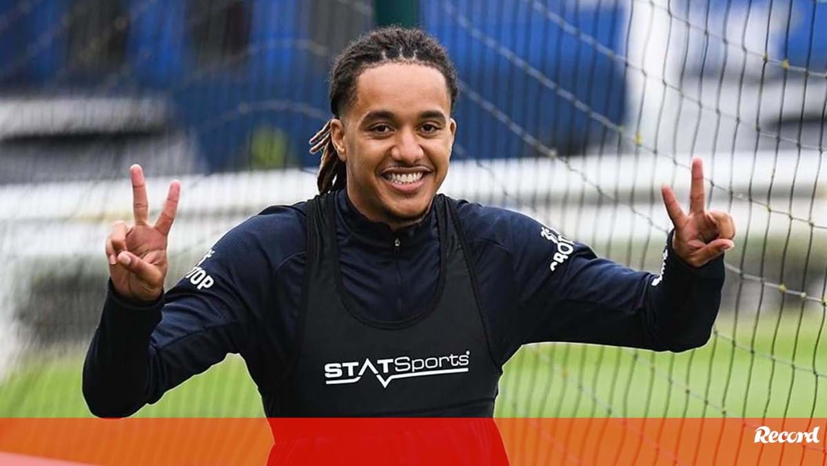 Helder Costa regressa ao futebol português para reforçar o ataque do Estoril