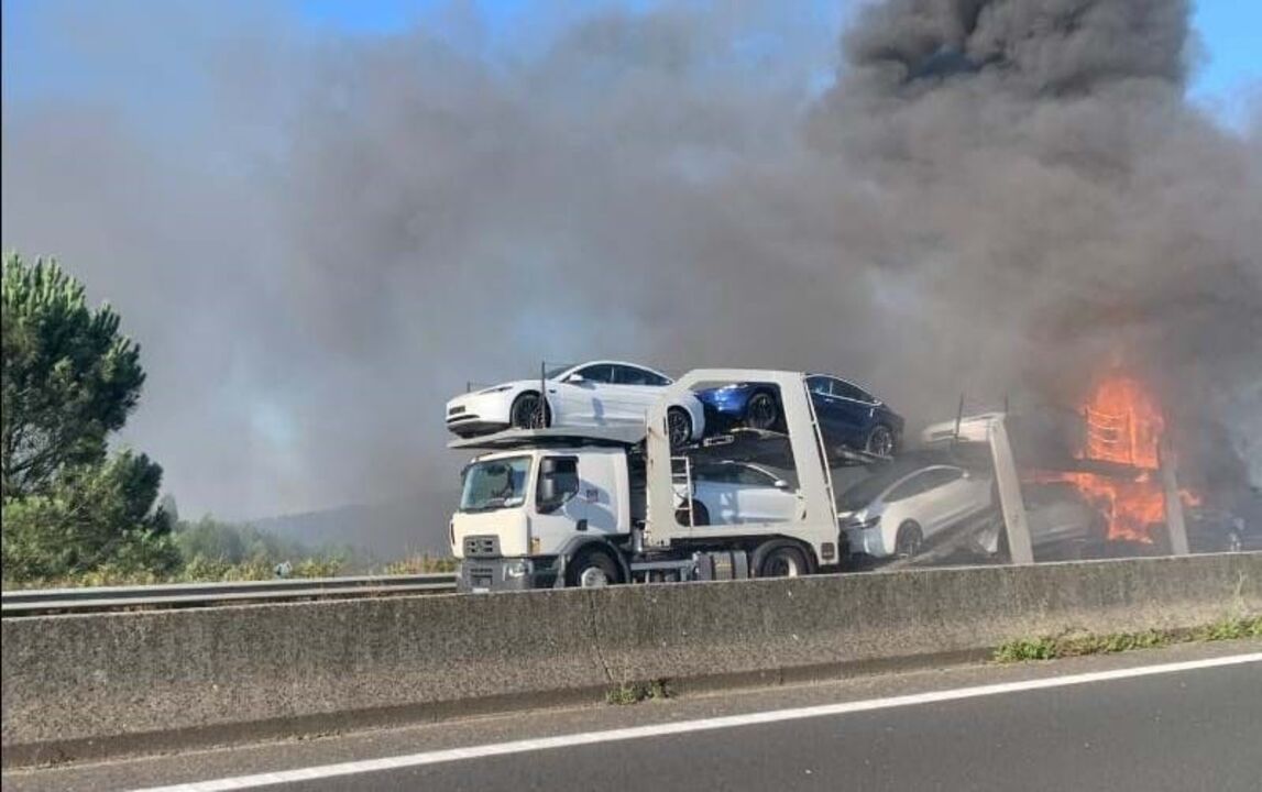 Fogo em camião destrói vários carros Tesla novos e corta A21 em Mafra 