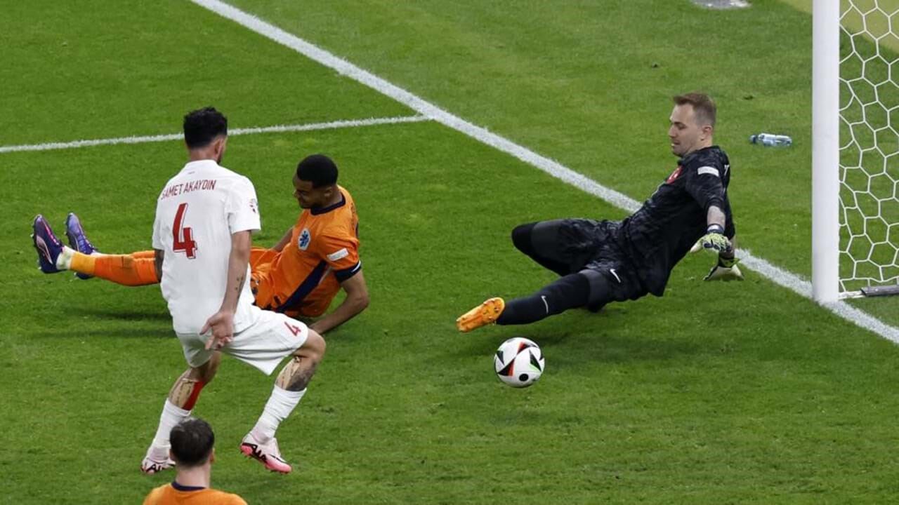  Gakpo (no chão) obrigou Müldür a marcar na própria baliza