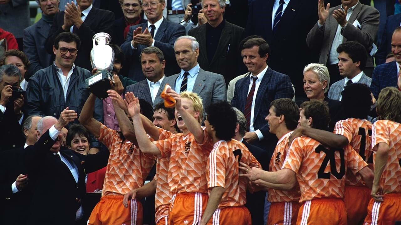 Koeman com o troféu de campeão em 1988 na Alemanha