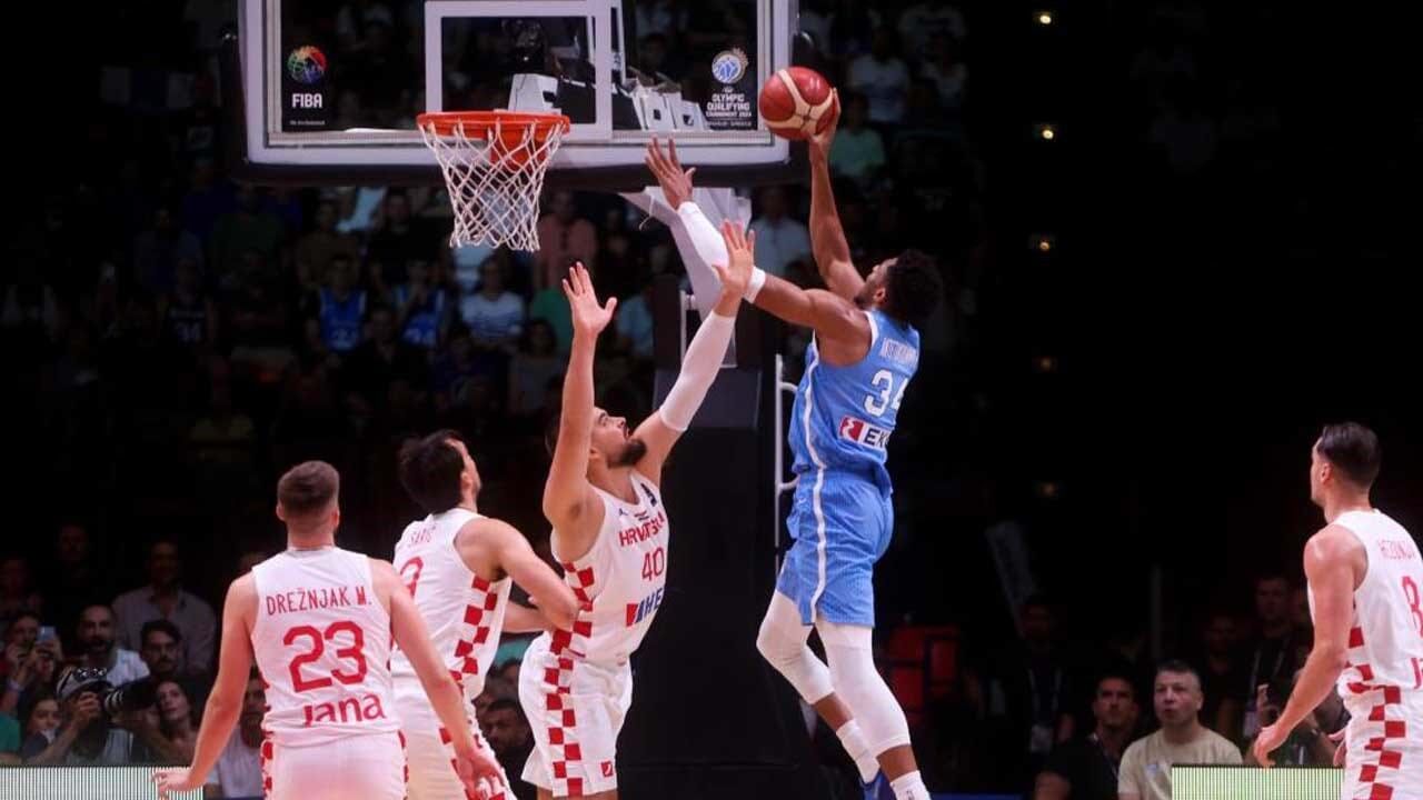 Saric e Zubac tentam impedir cesto de Giannis nesse duelo entre Croácia e Grécia