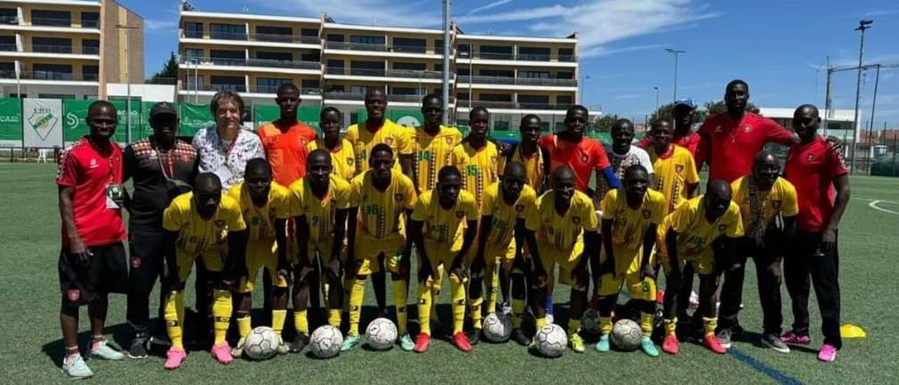 Vename Edney (sexto a contar da esquerda, na fila de cima) com a equipa