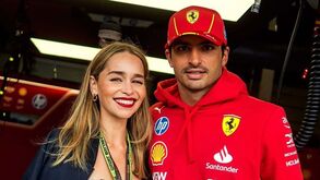 Emília Clarke leva Guerra de Tronos à F1