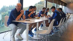 Mais dois nomes para a equipa técnica de Vítor Bruno: é esta a composição completa