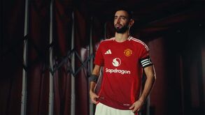 Bruno Fernandes em destaque na apresentação da nova camisola do Manchester United para 2024/25