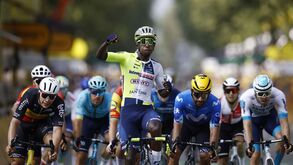 Biniam Girmay vence 3.ª etapa do Tour ao sprint e Carapaz é o novo camisola amarela