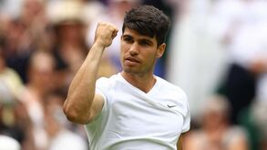 Carlos Alcaraz apura-se para a segunda ronda em Wimbledon