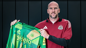 Substituto de Vlachodimos para a baliza do Newcastle tem 37 anos e estava na 3.ª divisão inglesa