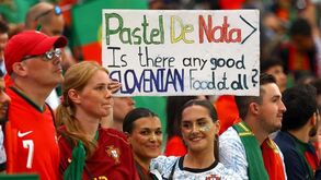 Adeptos portugueses com cartazes hilariantes nas bancadas antes do jogo com a Eslovénia