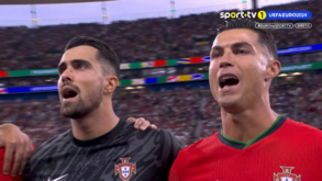 Cristiano Ronaldo não escondeu a emoção durante o hino nacional