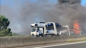 Fogo em camião destrói vários Tesla novos e corta A21 em Mafra 
