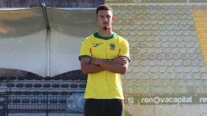 João Vale assina contrato profissional com o P. Ferreira