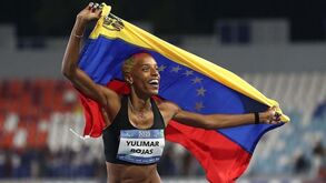 Yulimar Rojas porta-estandarte da Venezuela apesar de estar ausente da competição