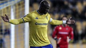 Mangala renova até 2025 para acrescentar experiência à defesa do Estoril