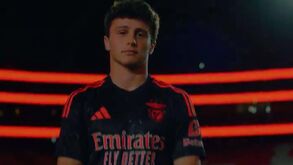 «Homenagem 'meteórica' a adeptos de outro mundo»: Benfica apresenta camisola alternativa