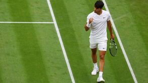 Carlos Alcaraz apura-se para a terceira ronda em Wimbledon