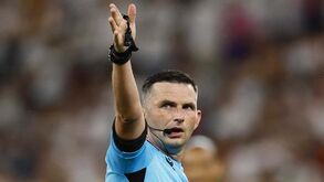 Da estreia na Champions com o Sporting ao polémico Real-Juventus: Michael Oliver arbitra o Portugal-França